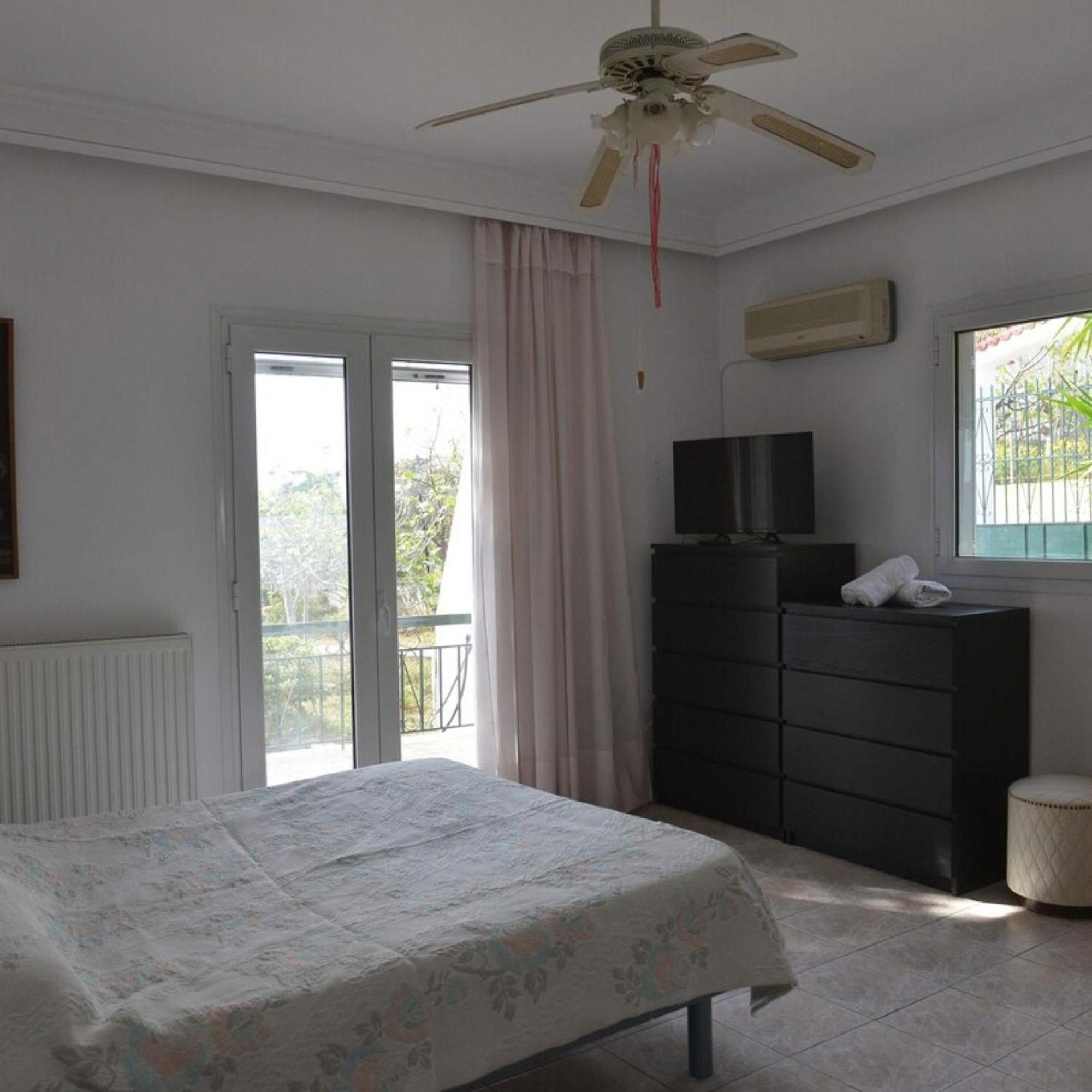 Salamis Beachfront House ภายนอก รูปภาพ