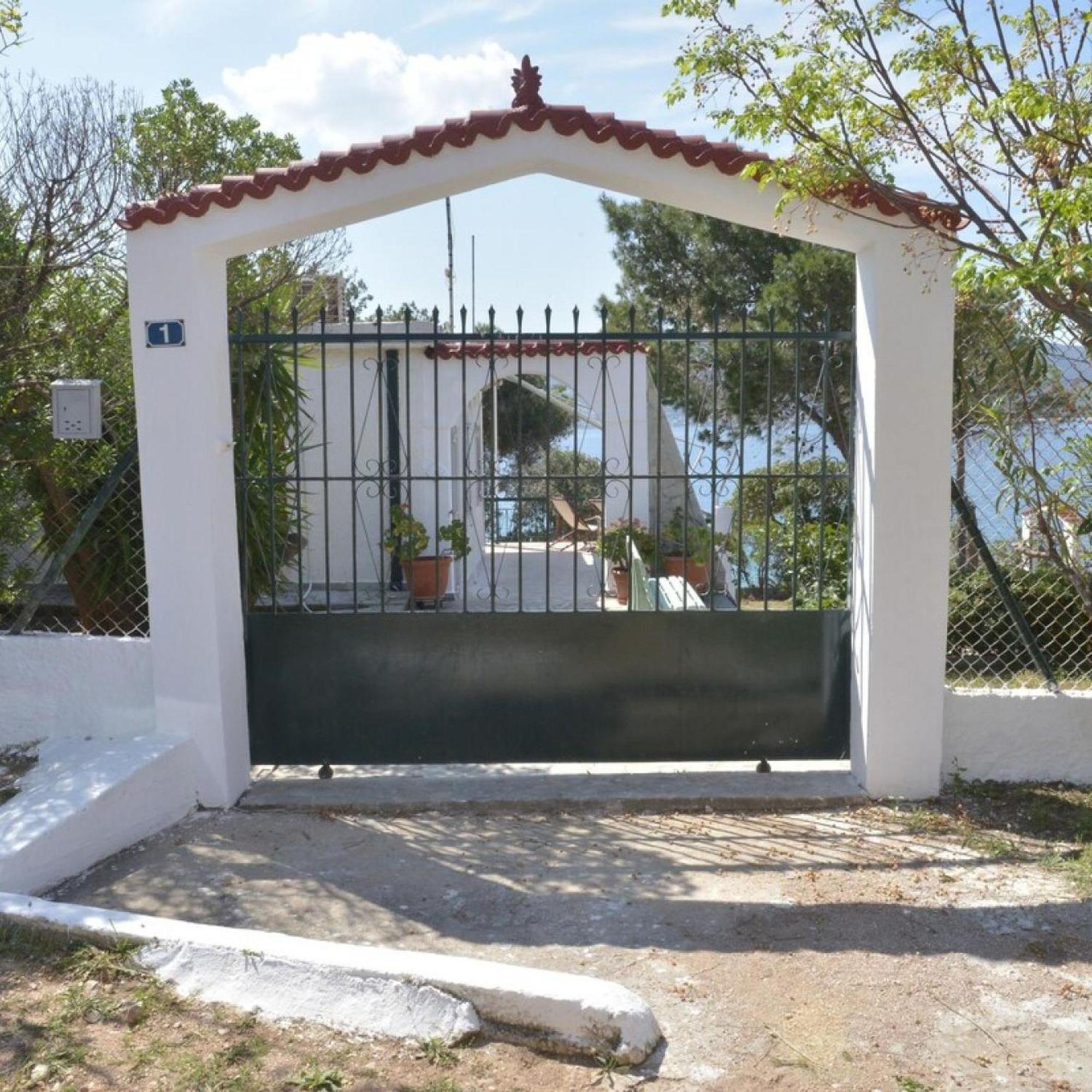 Salamis Beachfront House ภายนอก รูปภาพ