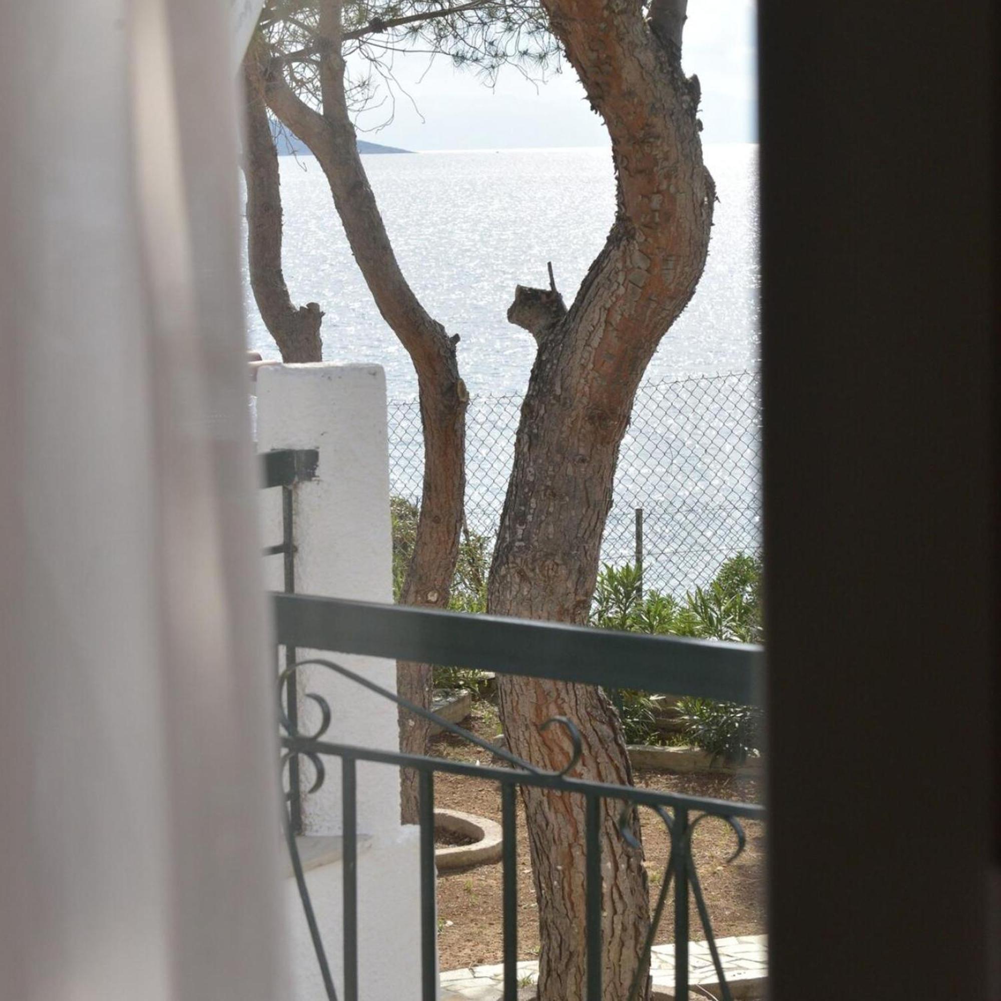 Salamis Beachfront House ภายนอก รูปภาพ