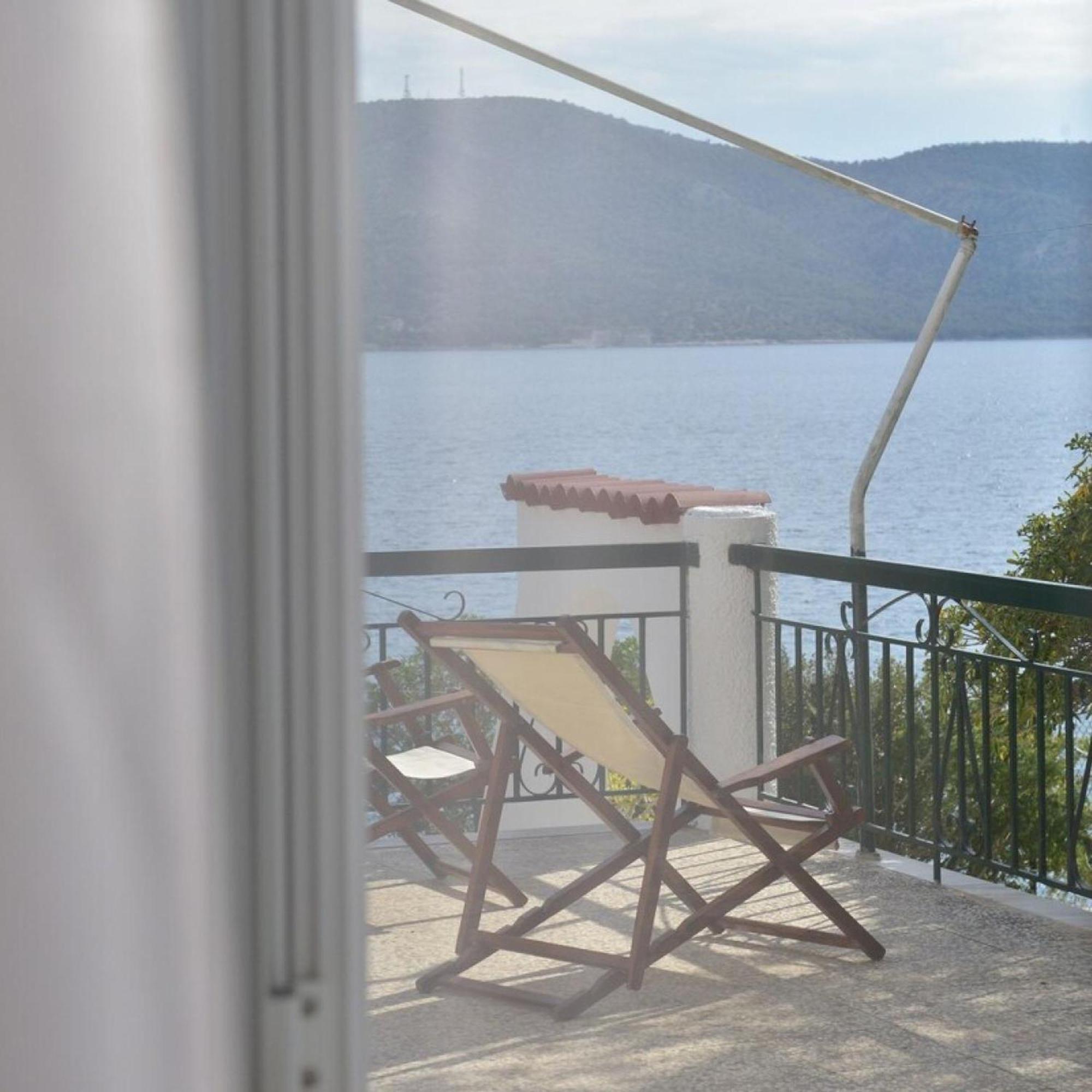 Salamis Beachfront House ภายนอก รูปภาพ