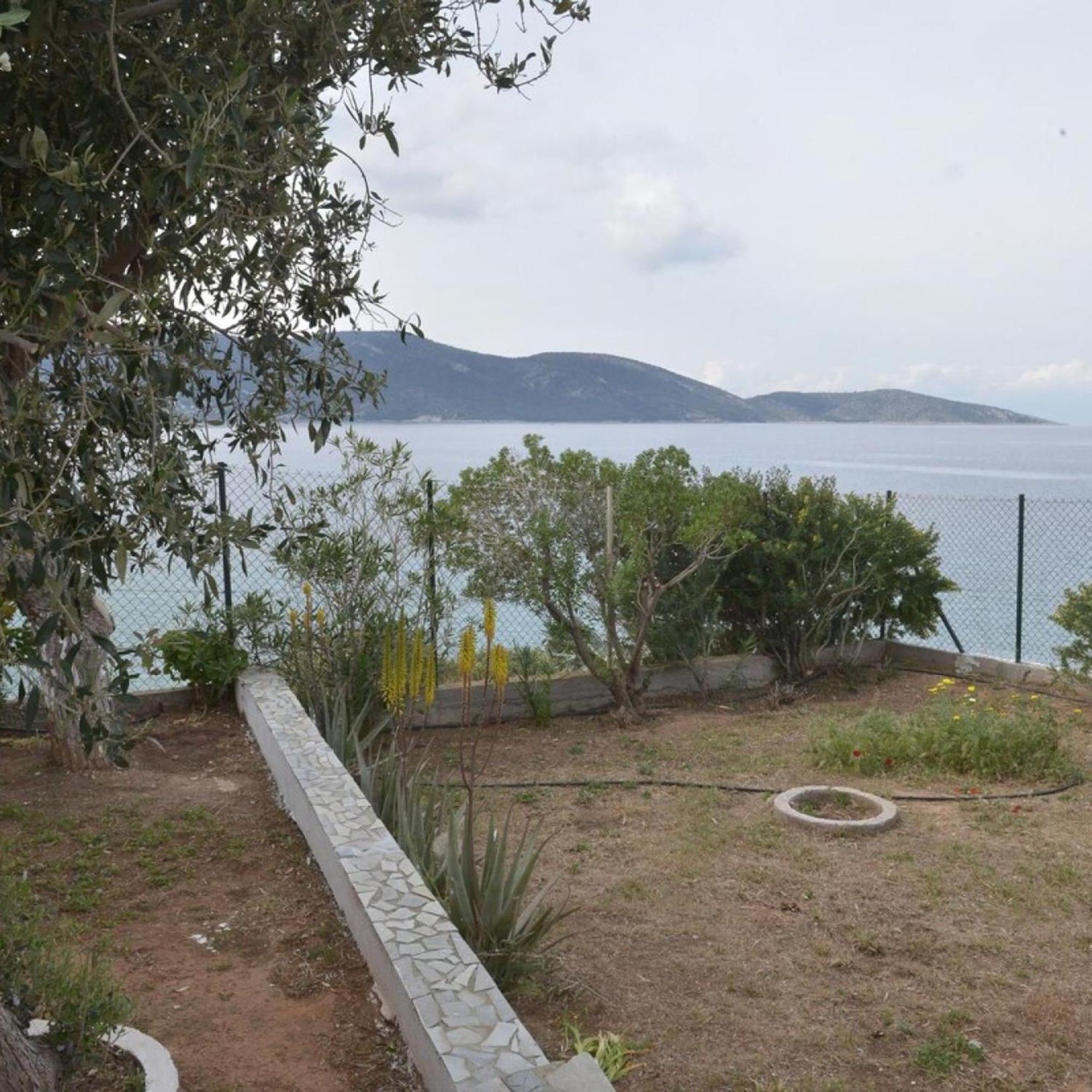 Salamis Beachfront House ภายนอก รูปภาพ